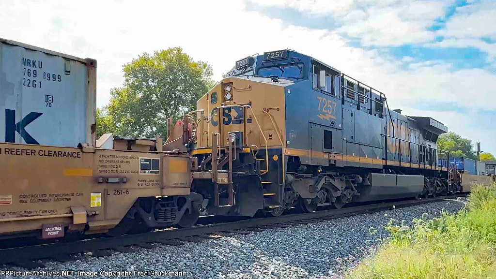 CSX 7257 is the mid train DPU.